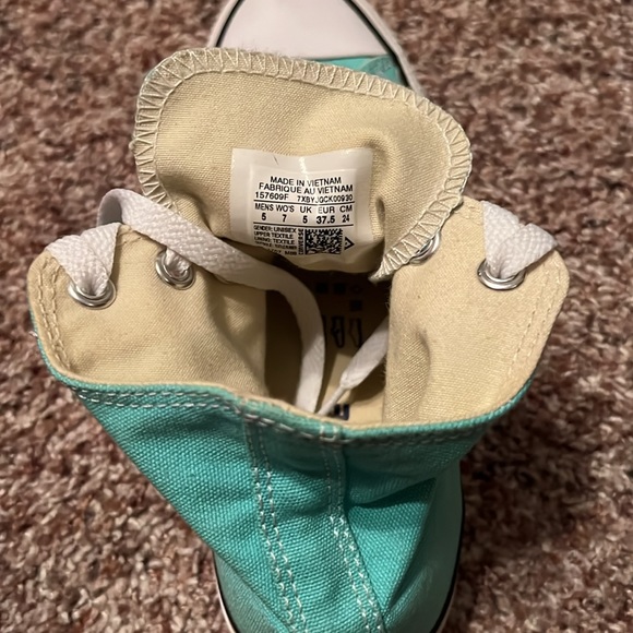 Converse size 7 women’s - Picture 3 of 3